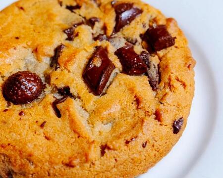 LARGE CHOCOLATE CHIP COOKIE